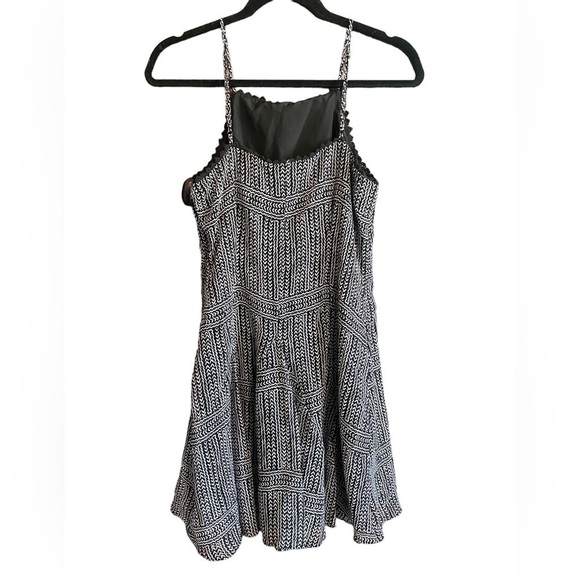 BCBGeneration Woman’s Black/White Pattern Mini Dress, Size 6 - Picture 8 of 10